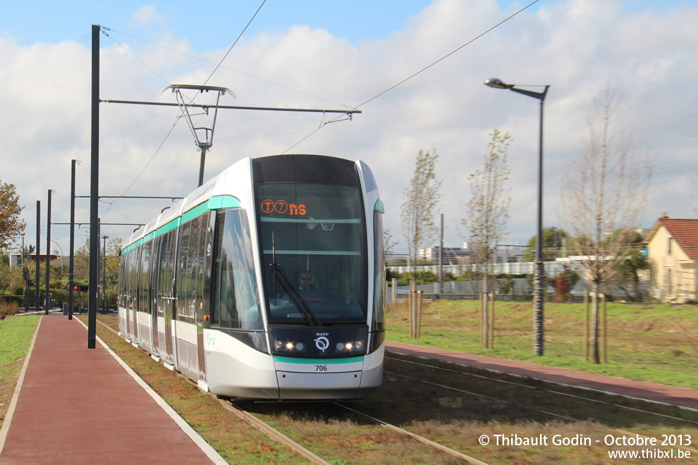 Tram 706 sur la ligne T7 (RATP) à Rungis