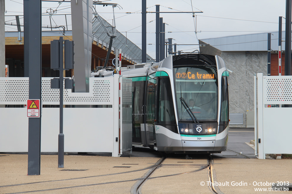 Tram 701 sur la ligne T7 (RATP) à Vitry-sur-Seine