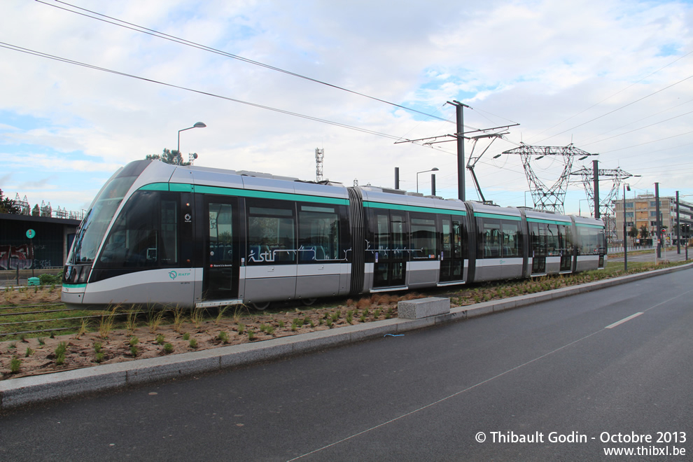 Tram 716 sur la ligne T7 (RATP) à Vitry-sur-Seine