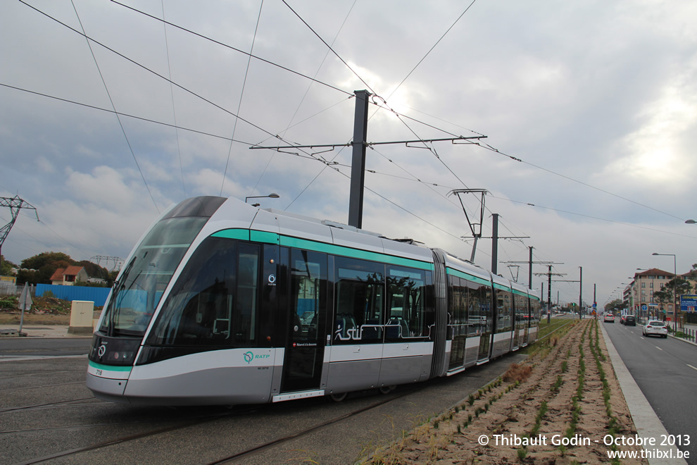 Tram 718 sur la ligne T7 (RATP) à Chevilly-Larue