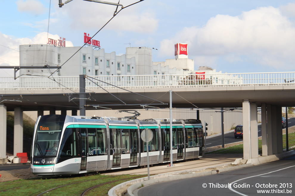 Tram 715 sur la ligne T7 (RATP) à Paray-Vieille-Poste