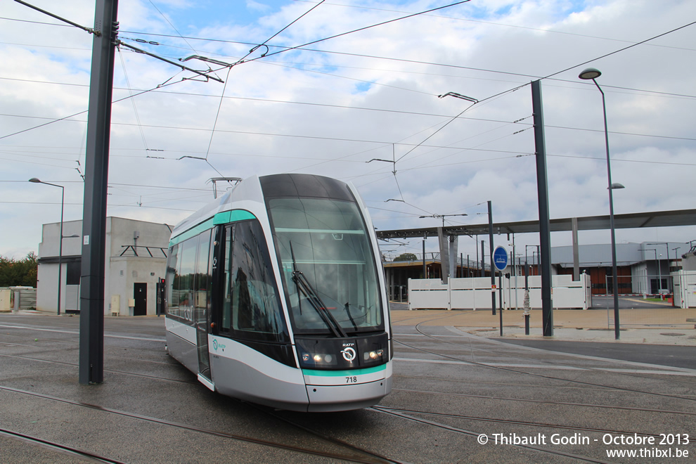 Tram 718 sur la ligne T7 (RATP) à Vitry-sur-Seine