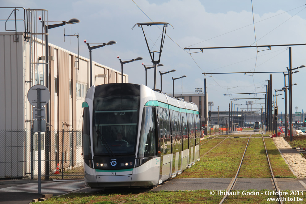 Tram 718 sur la ligne T7 (RATP) à Orly