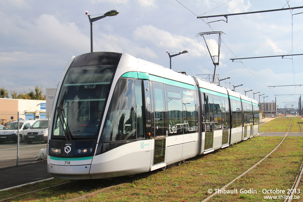 Tram 718 sur la ligne T7 (RATP) à Orly