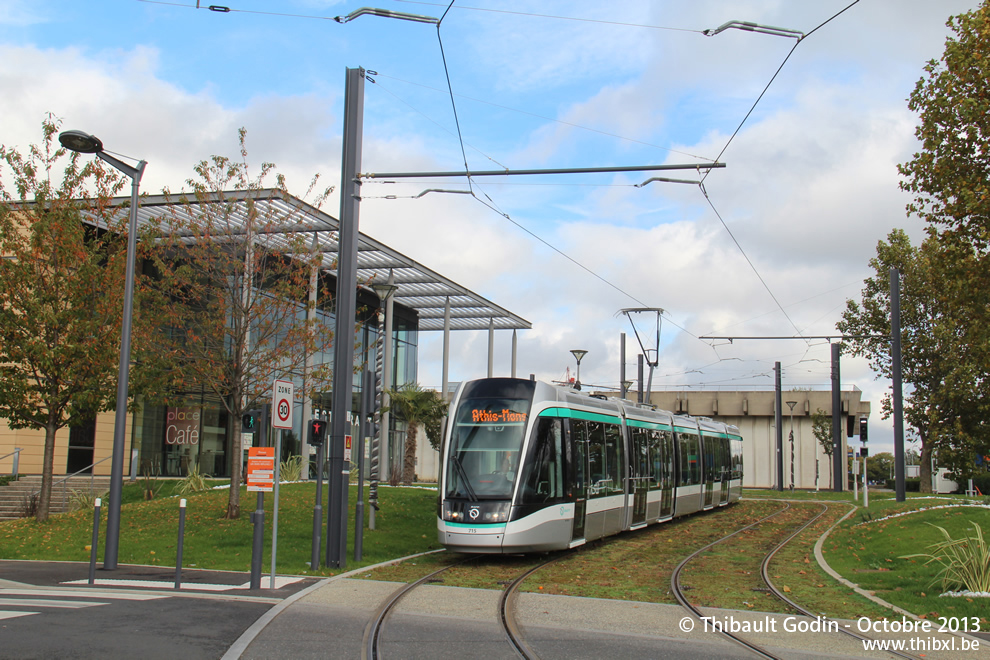 Tram 715 sur la ligne T7 (RATP) à Rungis