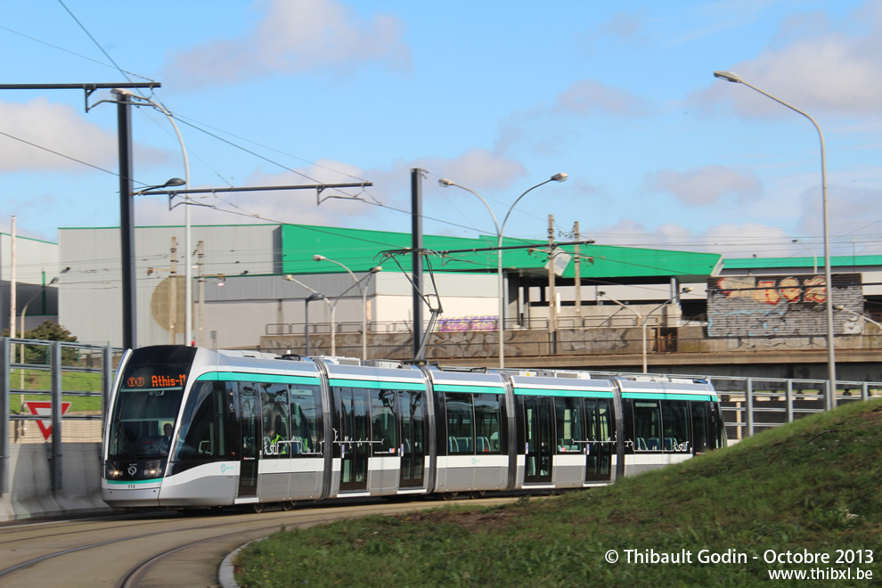 Tram 713 sur la ligne T7 (RATP) à Rungis