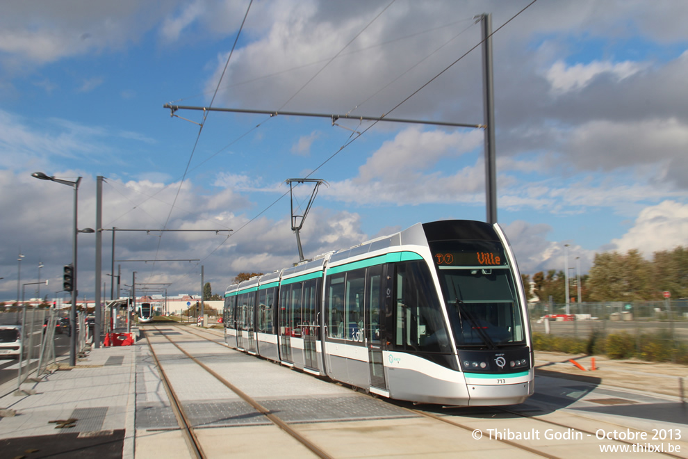 Tram 713 sur la ligne T7 (RATP) à Orly