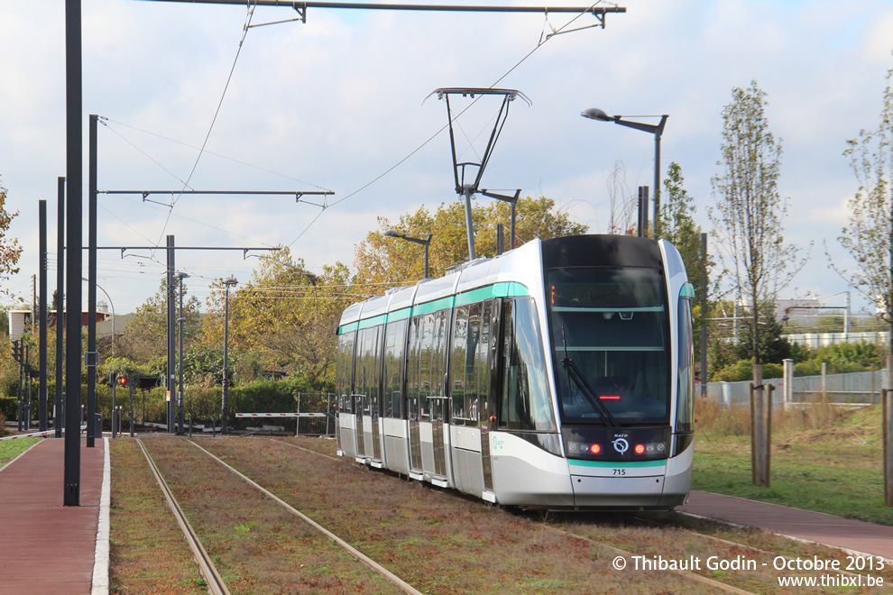 Tram 715 sur la ligne T7 (RATP) à Rungis