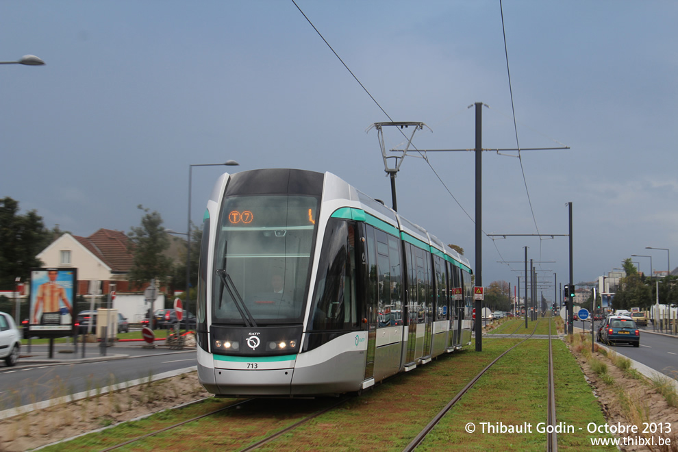 Tram 713 sur la ligne T7 (RATP) à Villejuif