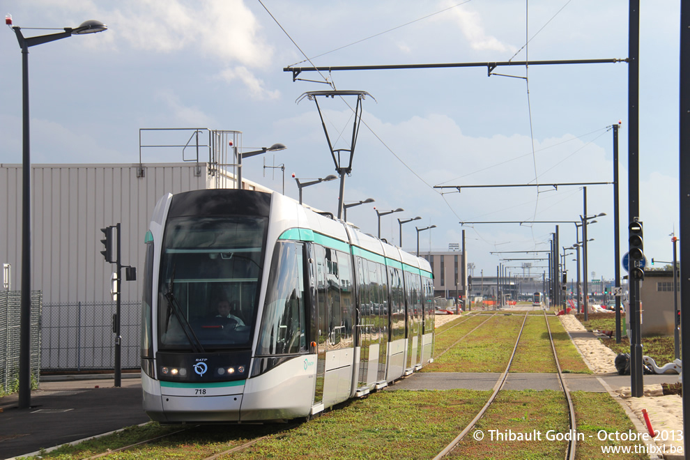 Tram 718 sur la ligne T7 (RATP) à Orly