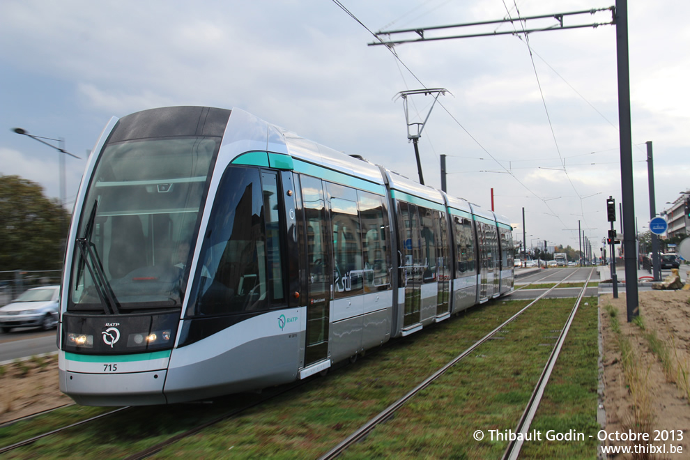 Tram 715 sur la ligne T7 (RATP) à Vitry-sur-Seine