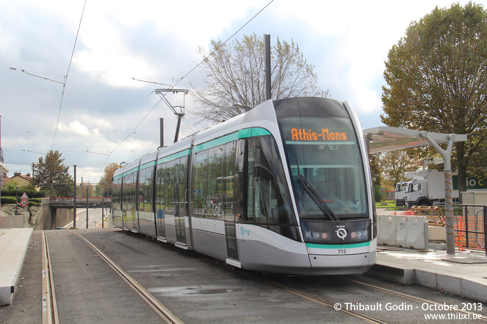 Tram 715 sur la ligne T7 (RATP) à Rungis