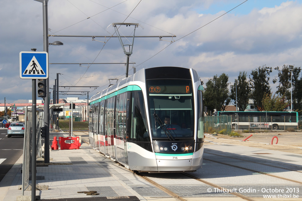 Tram 716 sur la ligne T7 (RATP) à Orly