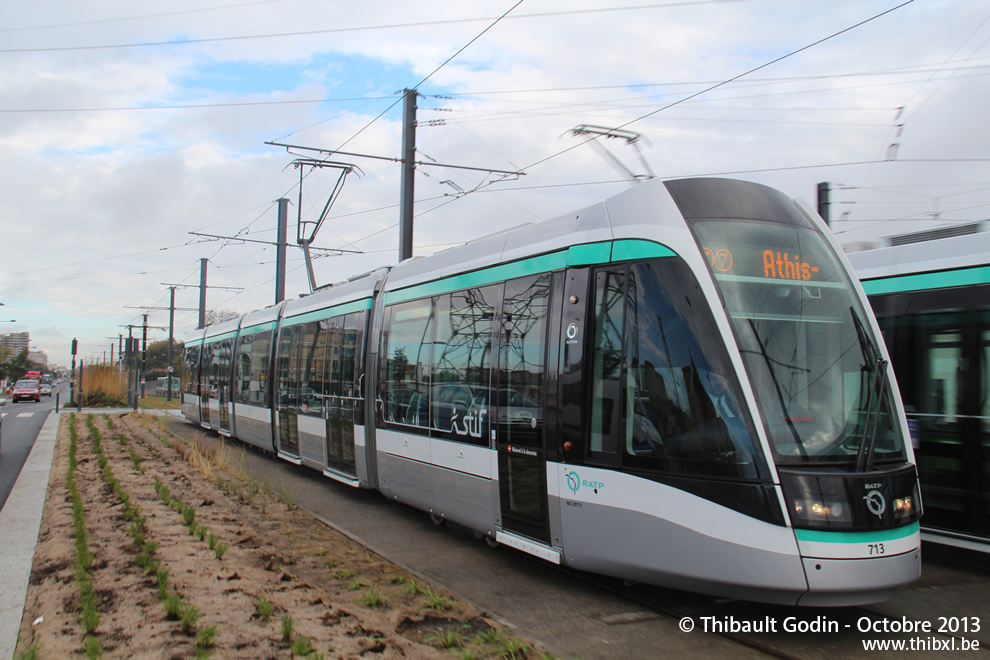 Tram 713 sur la ligne T7 (RATP) à Chevilly-Larue