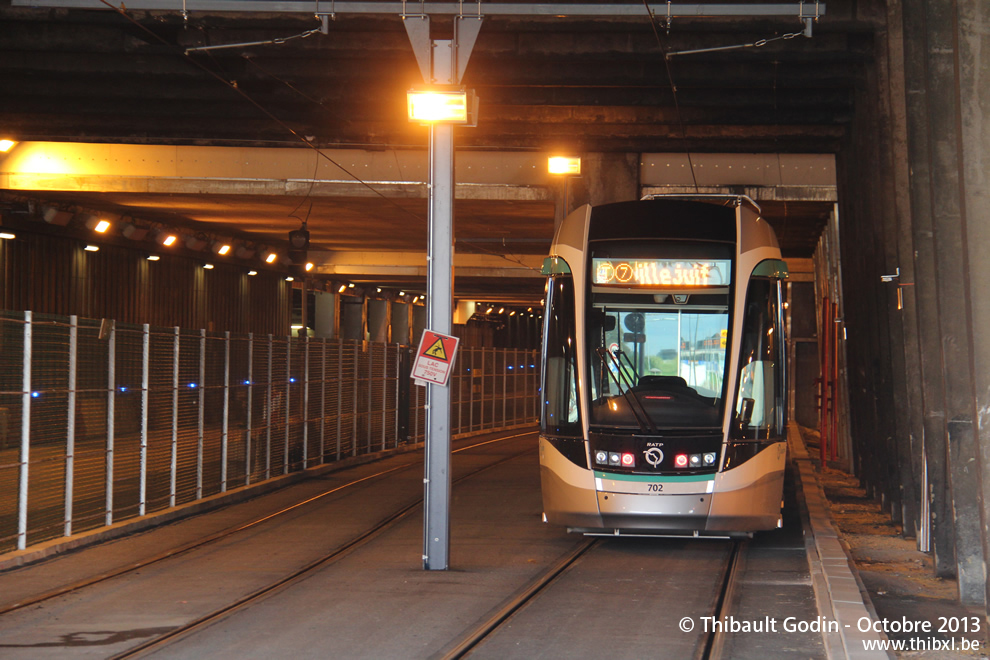 Tram 702 sur la ligne T7 (RATP) à Paray-Vieille-Poste