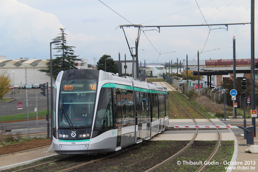 Tram 709 sur la ligne T7 (RATP) à Paray-Vieille-Poste