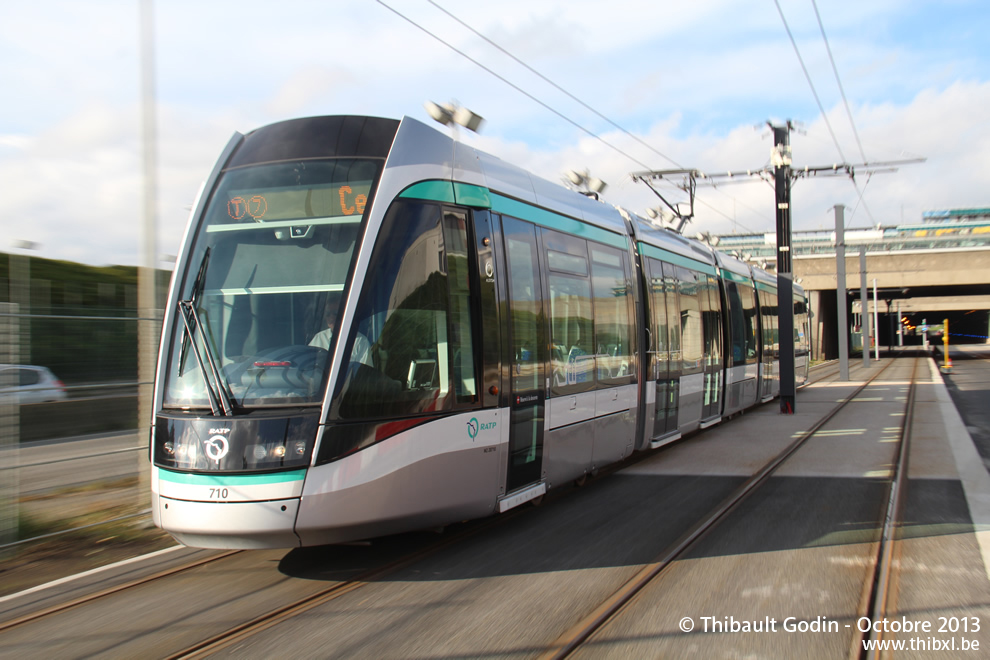 Tram 710 sur la ligne T7 (RATP) à Paray-Vieille-Poste