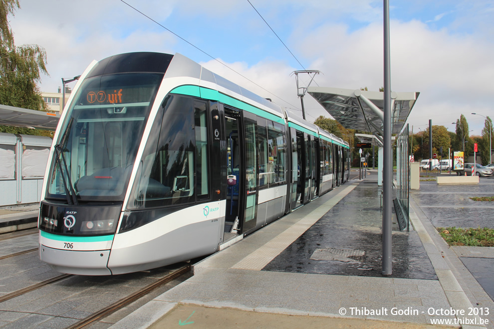 Tram 706 sur la ligne T7 (RATP) à Chevilly-Larue