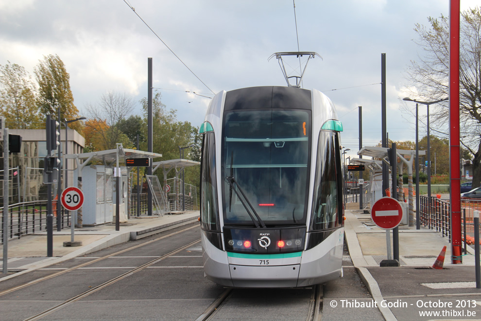 Tram 715 sur la ligne T7 (RATP) à Rungis