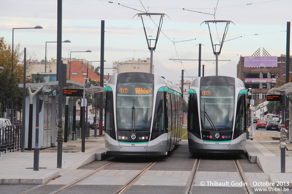 Trams 705 et 713 sur la ligne T7 (RATP) à Villejuif