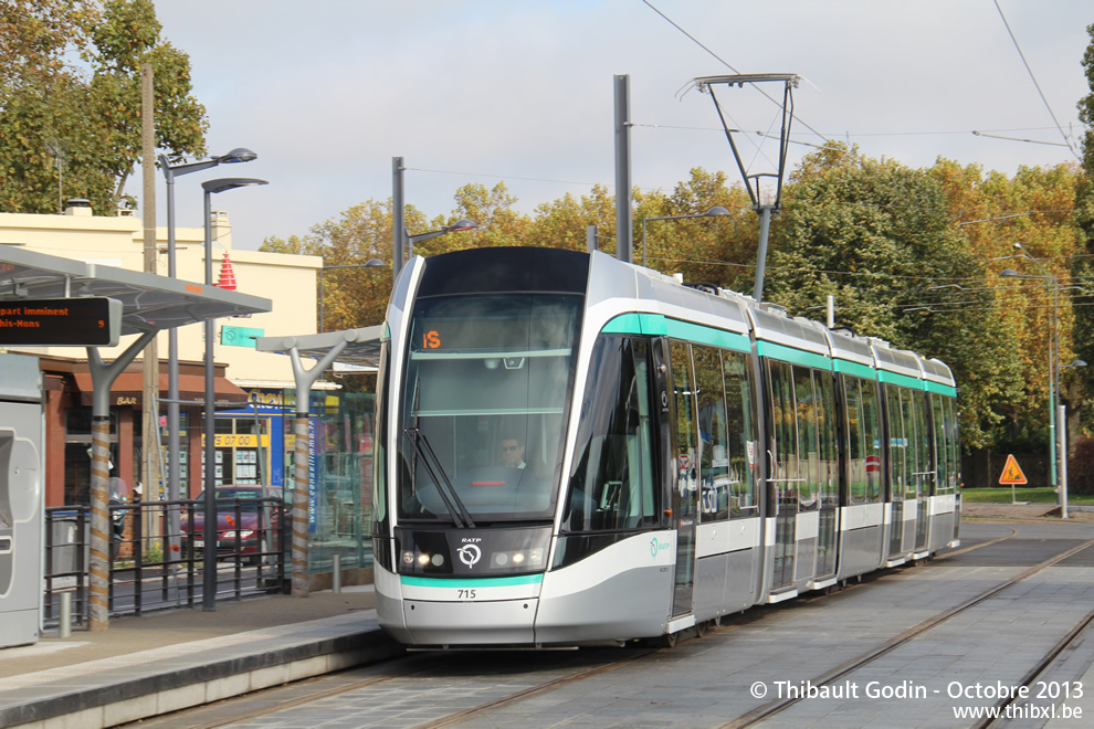 Tram 715 sur la ligne T7 (RATP) à Chevilly-Larue