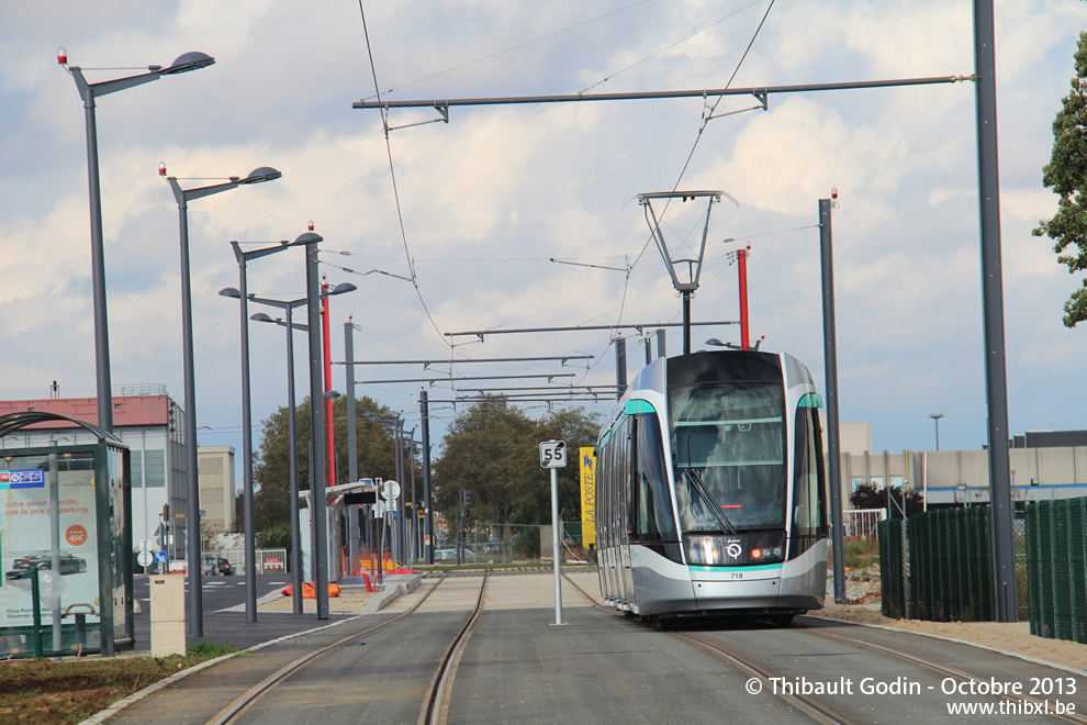 Tram 718 sur la ligne T7 (RATP) à Orly