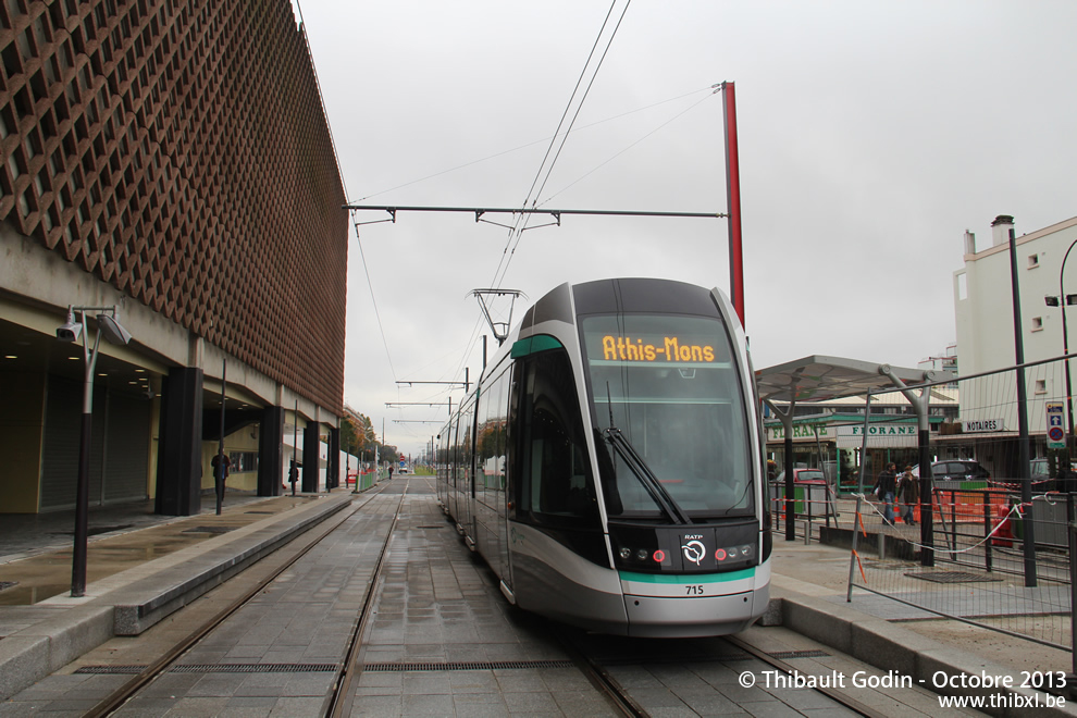 Tram 715 sur la ligne T7 (RATP) à Villejuif