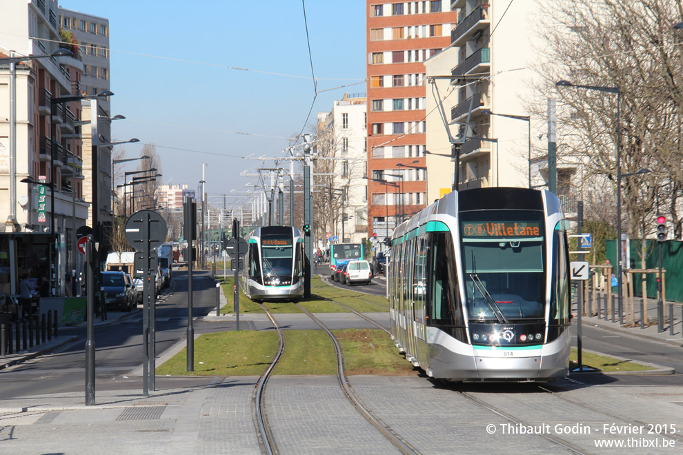 Tram 814 sur la ligne T8 (RATP) à Saint-Denis