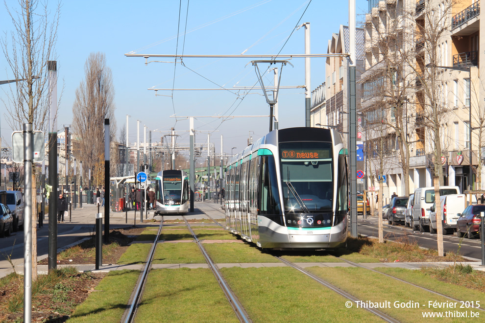 Tram 805 sur la ligne T8 (RATP) à Saint-Denis