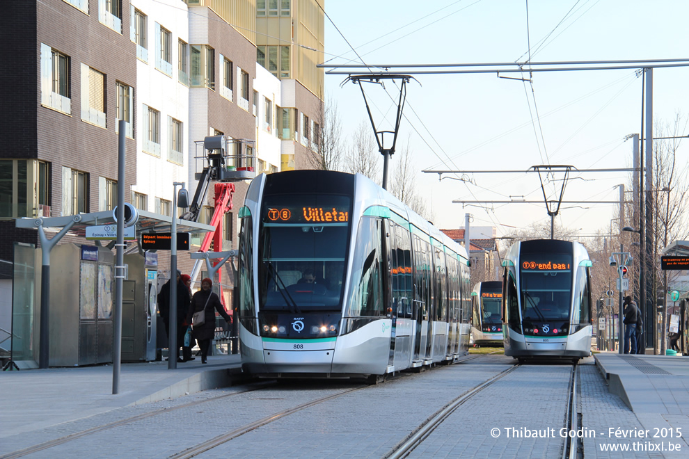 Tram 808 sur la ligne T8 (RATP) à Saint-Denis