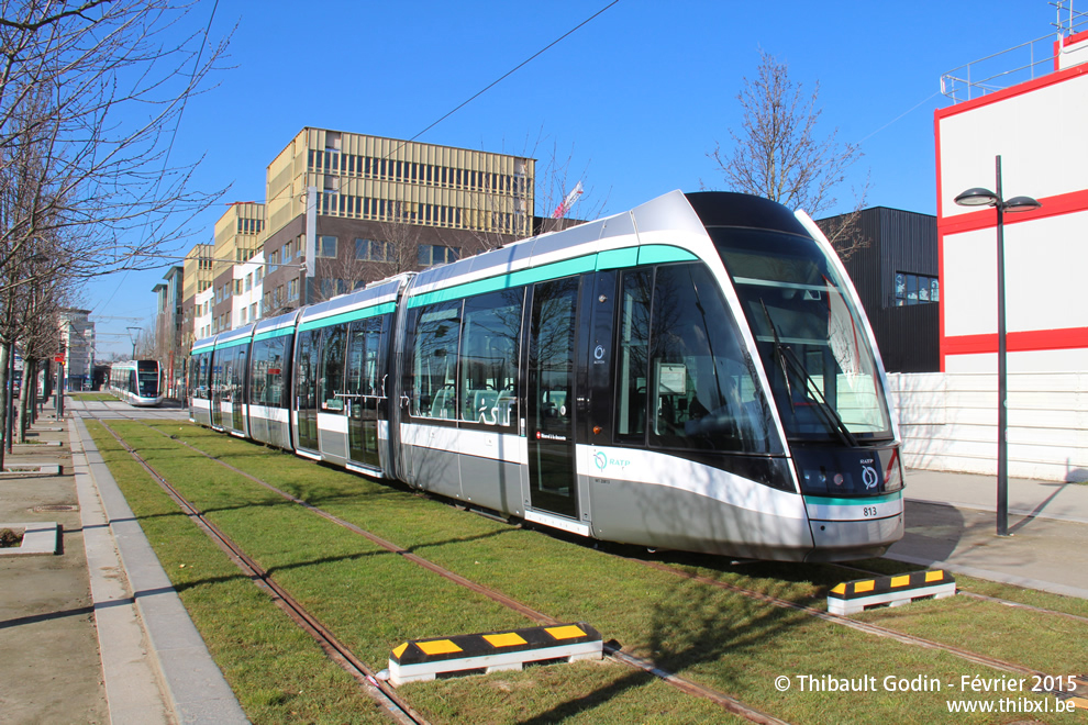 Tram 813 sur la ligne T8 (RATP) à Saint-Denis