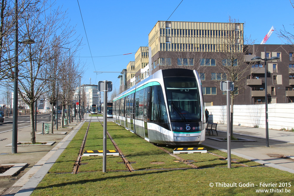 Tram 813 sur la ligne T8 (RATP) à Saint-Denis