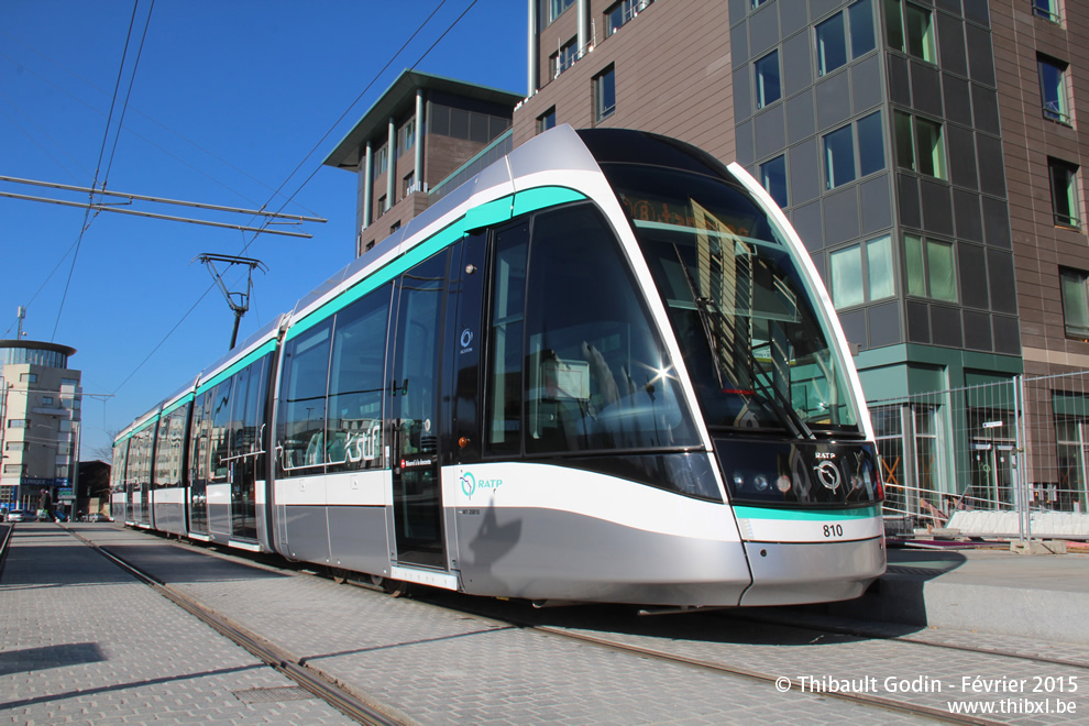 Tram 810 sur la ligne T8 (RATP) à Saint-Denis