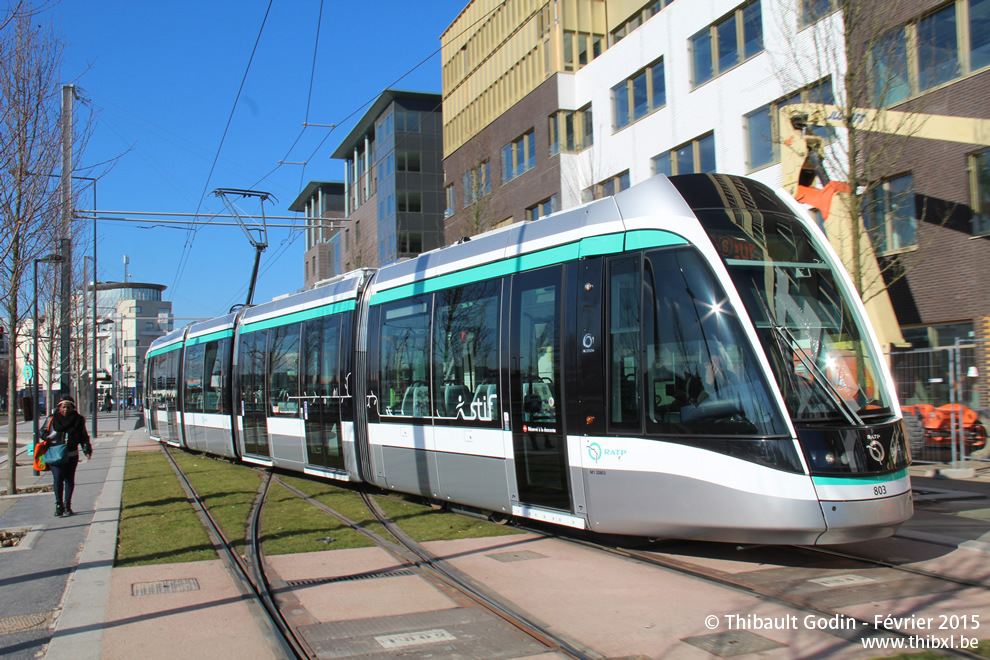 Tram 803 sur la ligne T8 (RATP) à Saint-Denis