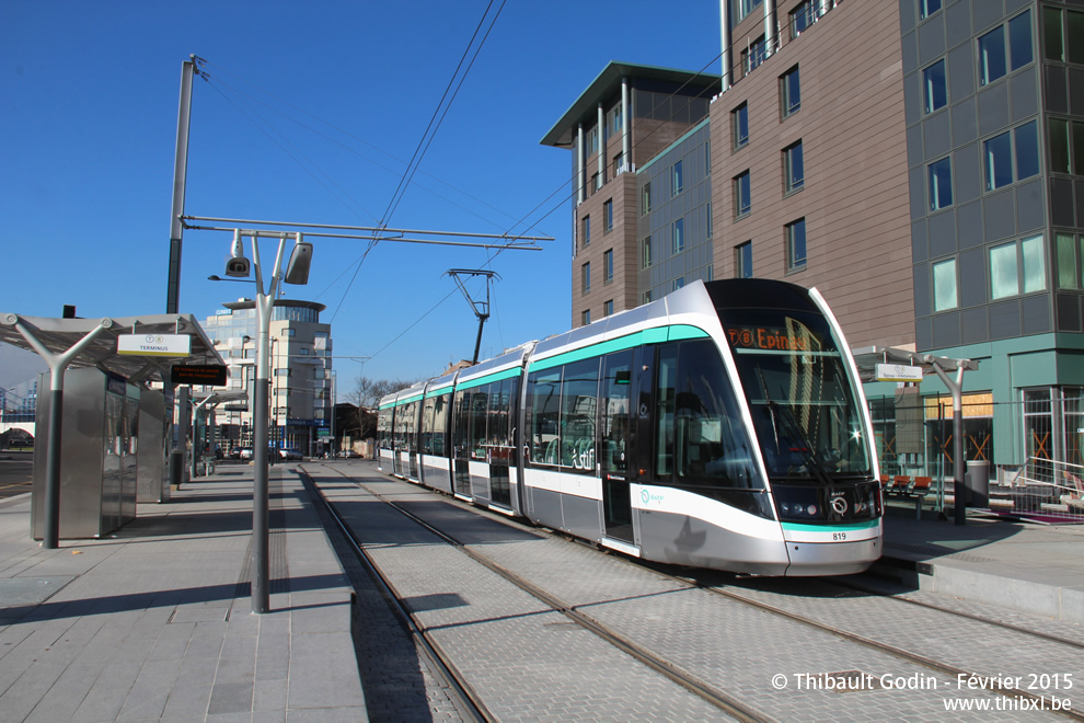 Tram 819 sur la ligne T8 (RATP) à Saint-Denis