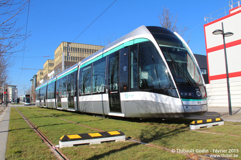 Tram 813 sur la ligne T8 (RATP) à Saint-Denis