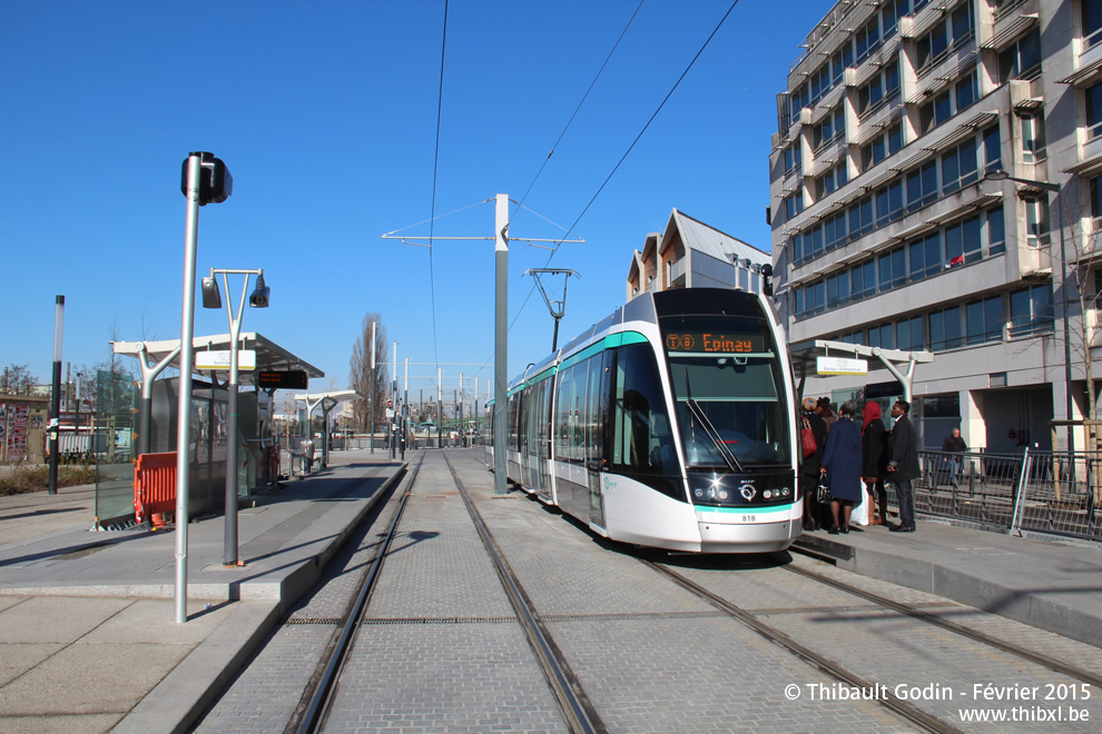 Tram 818 sur la ligne T8 (RATP) à Saint-Denis