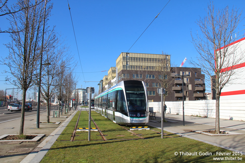 Tram 813 sur la ligne T8 (RATP) à Saint-Denis