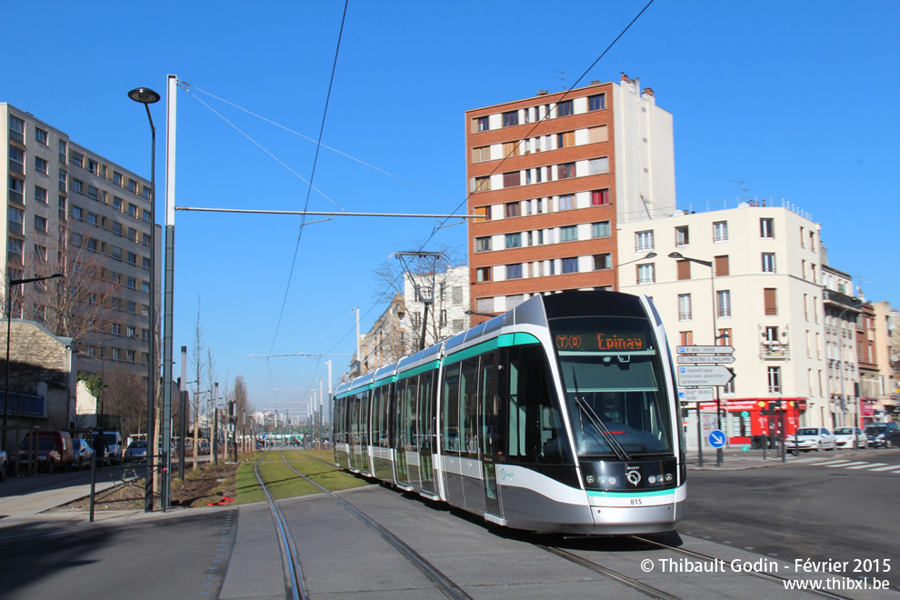 Tram 815 sur la ligne T8 (RATP) à Saint-Denis