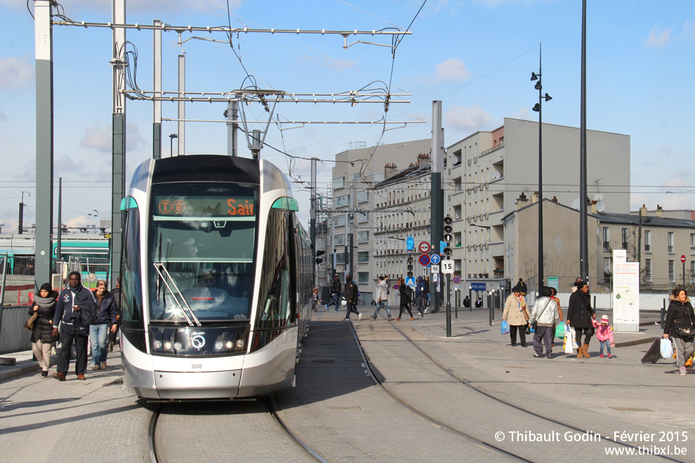 Tram 808 sur la ligne T8 (RATP) à Saint-Denis