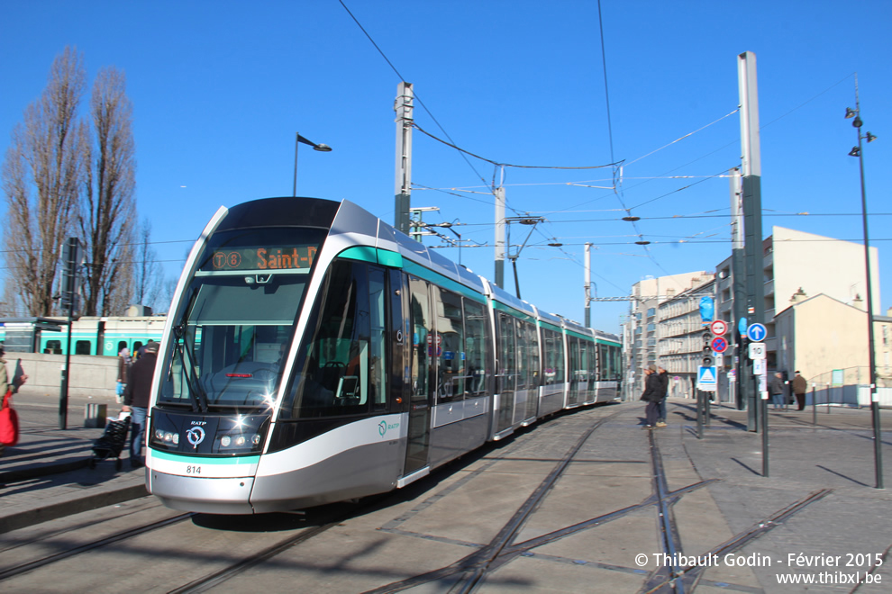 Tram 814 sur la ligne T8 (RATP) à Saint-Denis