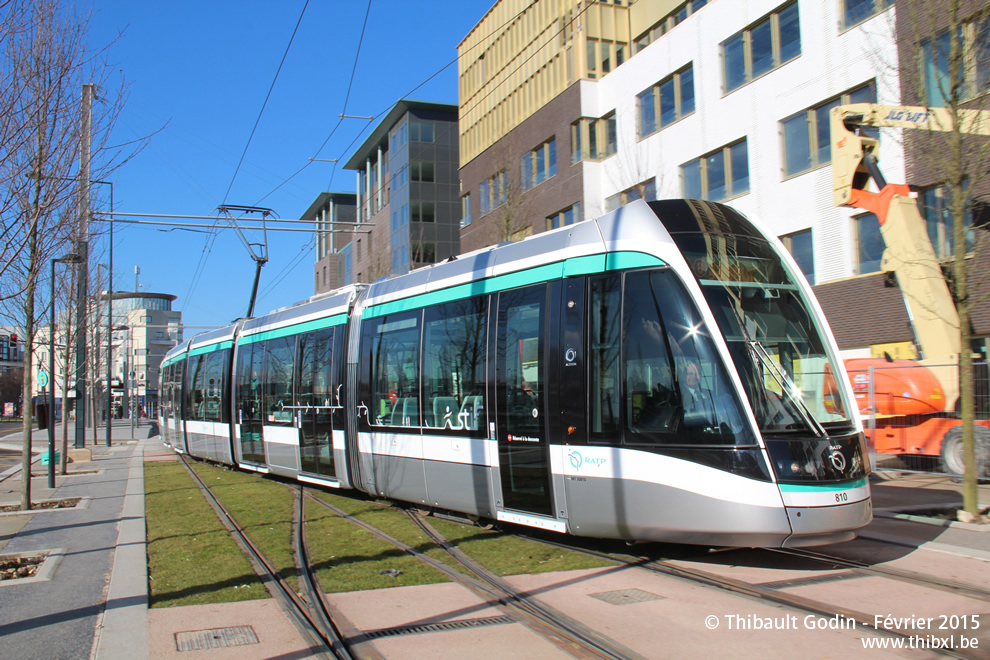 Tram 810 sur la ligne T8 (RATP) à Saint-Denis