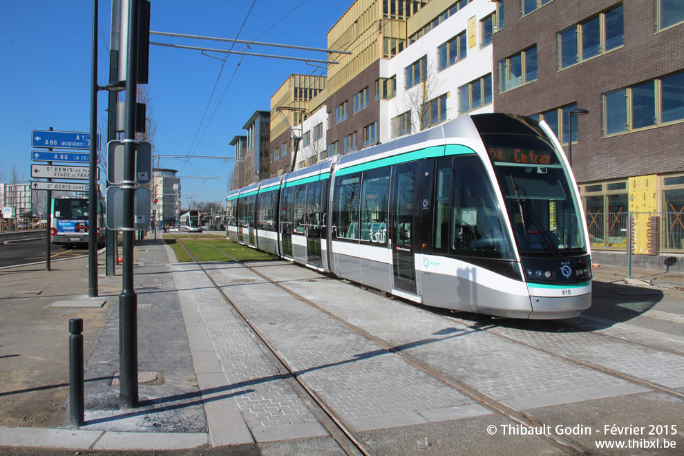 Tram 810 sur la ligne T8 (RATP) à Saint-Denis