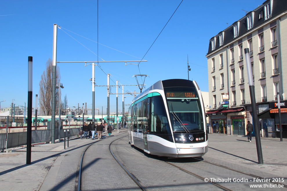 Tram 808 sur la ligne T8 (RATP) à Saint-Denis