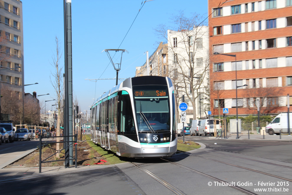 Tram 801 sur la ligne T8 (RATP) à Saint-Denis