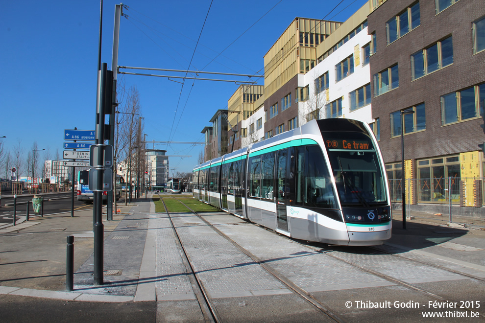 Tram 810 sur la ligne T8 (RATP) à Saint-Denis