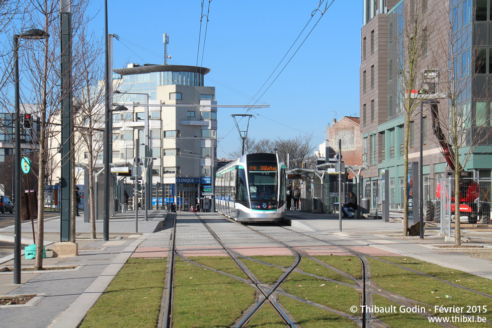 Tram 801 sur la ligne T8 (RATP) à Saint-Denis