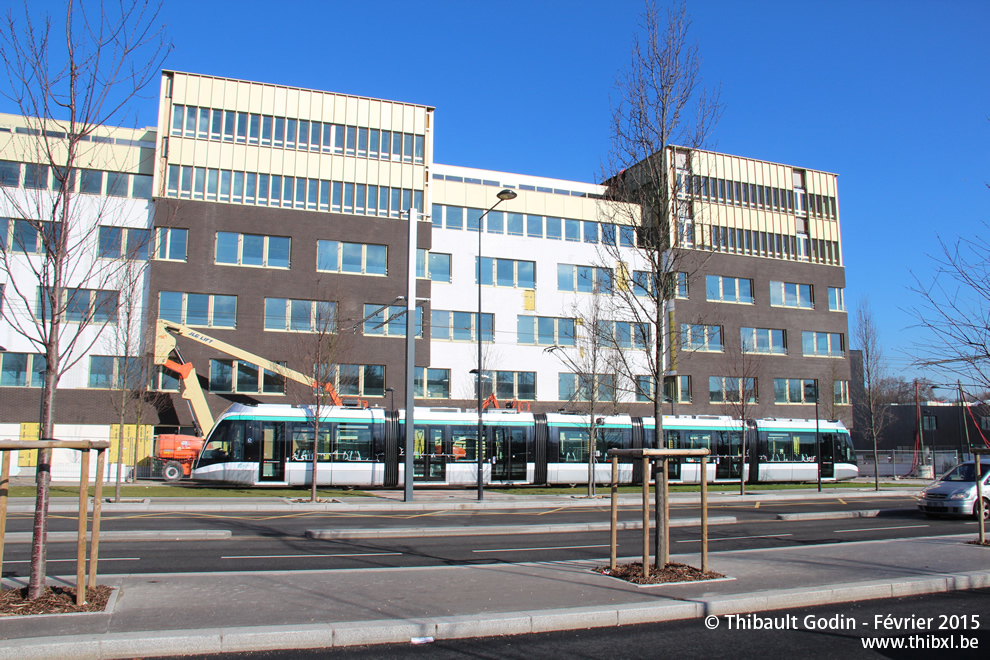 Tram 819 sur la ligne T8 (RATP) à Saint-Denis