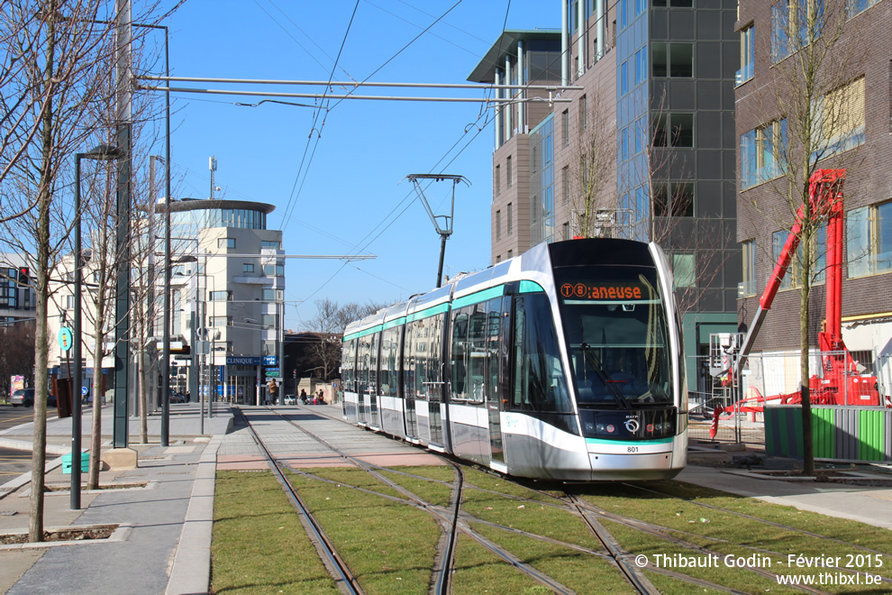 Tram 801 sur la ligne T8 (RATP) à Saint-Denis