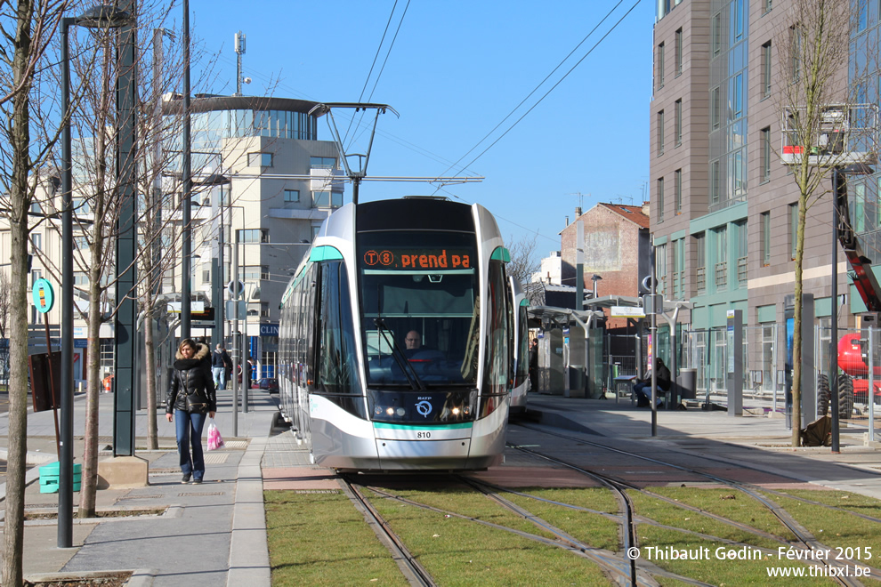 Tram 810 sur la ligne T8 (RATP) à Saint-Denis